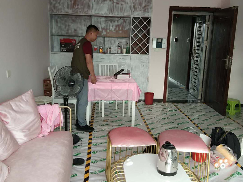 家具翻新地板保護(hù)：家具是比較容易折舊的，特別是一些上了油漆的家具，在用了很長的時(shí)間以后就會(huì)出現(xiàn)退色或者是漆面掉皮的現(xiàn)象，家具的體積一般都比較大，而且家具的價(jià)格也很高，導(dǎo)致了舊家具的更換有很多的困難。 1.混油飾面工藝做法：先用粗砂紙打磨掉舊油漆，然后披刮原子灰，干透后用細(xì)砂紙打磨平整，刷底漆一遍，打磨，再刷面漆若干遍，再打磨，最后噴面漆一遍。 2.清油飾面工藝做法：先用粗砂紙打磨掉舊油漆，然后披刮原子灰，干透后用細(xì)砂紙打磨平整，色漆做搓色處理，打磨，刷底漆一遍，打磨，再刷面漆若干!