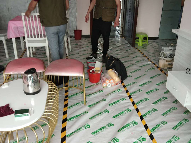 家具翻新地板保護(hù)：家具是比較容易折舊的，特別是一些上了油漆的家具，在用了很長的時(shí)間以后就會(huì)出現(xiàn)退色或者是漆面掉皮的現(xiàn)象，家具的體積一般都比較大，而且家具的價(jià)格也很高，導(dǎo)致了舊家具的更換有很多的困難。 1.混油飾面工藝做法：先用粗砂紙打磨掉舊油漆，然后披刮原子灰，干透后用細(xì)砂紙打磨平整，刷底漆一遍，打磨，再刷面漆若干遍，再打磨，最后噴面漆一遍。 2.清油飾面工藝做法：先用粗砂紙打磨掉舊油漆，然后披刮原子灰，干透后用細(xì)砂紙打磨平整，色漆做搓色處理，打磨，刷底漆一遍，打磨，再刷面漆若干!