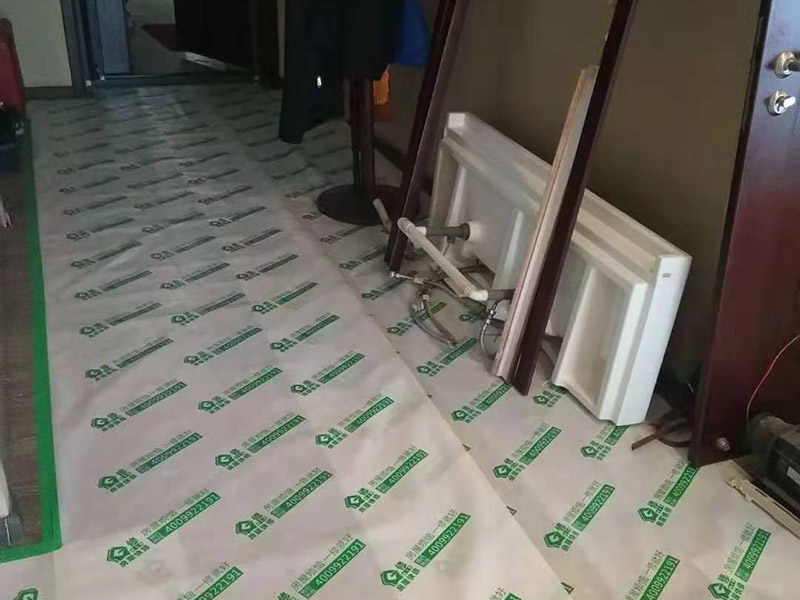 入戶現(xiàn)場地面保護：入戶門的保護 各種裝修物料的進場以及各種建筑裝修的清理，都會經(jīng)過入戶門，這些物品在搬運的過程中，與入戶門發(fā)生磕碰、摩擦的機率大大增加，所以，第一個需要做好成品保護的地方就是我們的入戶門。建議：在裝修開工前直到家具進場期間，都需要對入戶門進行保護！對于這一點，可以使用成品保護膜將門包裹。