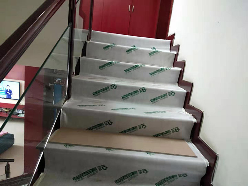 屋頂機(jī)器運建渣：建筑垃圾破碎過程通常包括建筑垃圾篩選操作，并且破碎部分的總和構(gòu)成破碎的變臉流程。在粉碎過程中，通常使用兩個或三個破碎階段。兩級破碎過程分為兩部分：開放式和封閉式。建筑垃圾處理設(shè)備產(chǎn)品的破碎粒度應(yīng)符合用戶要求，同時滿足要求，確保機(jī)器內(nèi)部的正常運行不受影響。在建筑垃圾處理生產(chǎn)過程中，根據(jù)垃圾處理的類型和破碎粒度，破碎階段是更重要的階段。在毀壞建筑垃圾處理設(shè)備的過程中，一般來說，建筑垃圾破碎機(jī)的破碎是由初級破碎引起的。在破碎過程的兩個階段中，大量的垃圾處理使用閉路過程來工作。