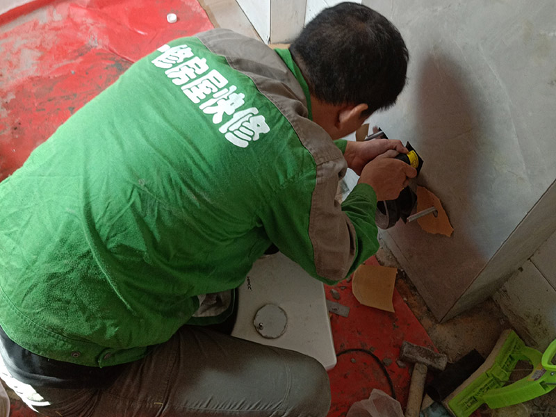 局部改造裝修:水、電路改造是舊房改造最復(fù)雜的。在所有的水路改造完成后，要做到管路合理、連接緊密、無(wú)跑冒滴漏、無(wú)違章拆移。電路的改造方面，如果舊房子使用的是鋁線，一定要拆掉，現(xiàn)代家庭電器很多，按照國(guó)家標(biāo)準(zhǔn)，裝修中必須使用2.5毫米銅線，而對(duì)于安裝空調(diào)等大功率電器的線路則應(yīng)單獨(dú)走一路4平方毫米的線路。在往墻中埋線時(shí)必須使用PVC絕緣管。