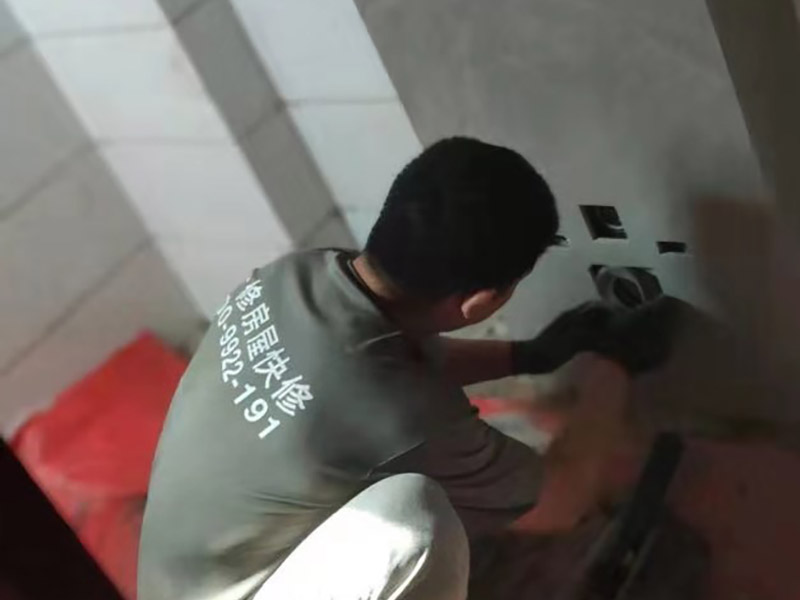 局部改造裝修:水、電路改造是舊房改造最復(fù)雜的。在所有的水路改造完成后，要做到管路合理、連接緊密、無(wú)跑冒滴漏、無(wú)違章拆移。電路的改造方面，如果舊房子使用的是鋁線，一定要拆掉，現(xiàn)代家庭電器很多，按照國(guó)家標(biāo)準(zhǔn)，裝修中必須使用2.5毫米銅線，而對(duì)于安裝空調(diào)等大功率電器的線路則應(yīng)單獨(dú)走一路4平方毫米的線路。在往墻中埋線時(shí)必須使用PVC絕緣管。