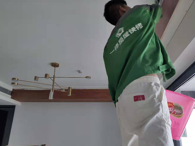 局部改造裝修:水、電路改造是舊房改造最復(fù)雜的。在所有的水路改造完成后，要做到管路合理、連接緊密、無(wú)跑冒滴漏、無(wú)違章拆移。電路的改造方面，如果舊房子使用的是鋁線，一定要拆掉，現(xiàn)代家庭電器很多，按照國(guó)家標(biāo)準(zhǔn)，裝修中必須使用2.5毫米銅線，而對(duì)于安裝空調(diào)等大功率電器的線路則應(yīng)單獨(dú)走一路4平方毫米的線路。在往墻中埋線時(shí)必須使用PVC絕緣管。