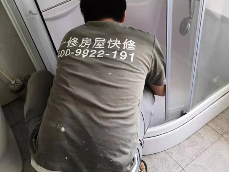 局部改造裝修:水、電路改造是舊房改造最復(fù)雜的。在所有的水路改造完成后，要做到管路合理、連接緊密、無(wú)跑冒滴漏、無(wú)違章拆移。電路的改造方面，如果舊房子使用的是鋁線，一定要拆掉，現(xiàn)代家庭電器很多，按照國(guó)家標(biāo)準(zhǔn)，裝修中必須使用2.5毫米銅線，而對(duì)于安裝空調(diào)等大功率電器的線路則應(yīng)單獨(dú)走一路4平方毫米的線路。在往墻中埋線時(shí)必須使用PVC絕緣管。