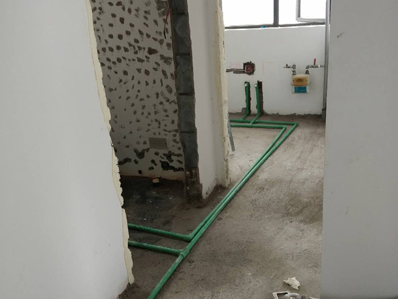 全屋裝修管道布線：第一步：材料進場與檢驗，并核對水電階段的材料品牌規(guī)格。因為就水電改造而言，劣質(zhì)的水電材料會直接影響日常使用甚至可能危害到人身和財產(chǎn)的安全。 第二步：彈線定位標記水管電線的位置，走向要求橫平豎直，然后就是開槽工作。開槽處主要是確定開槽路線，線路開槽可遵循下面三個原則：不破壞原有強電原則、不破壞防水原則，線路最短原則。通過用線的多少來確定PVC管的用料，同時也便于確定管槽的寬度。 第三步：水電布線，即"布管布線"，包括水管排布、電管布線與穿線。 第四步：水電驗收，如若有發(fā)現(xiàn)問題可做及時的修復(fù)處理，等到其他項目施工完畢，等發(fā)現(xiàn)問題再做修改就實屬不易。 第五步：封槽，水管安裝后一定要經(jīng)過注水水壓測試。一般使用水泥砂漿進行封槽。封槽的高度不能高于所在平面。封槽一定要嚴實，否則日后造成空鼓現(xiàn)象。