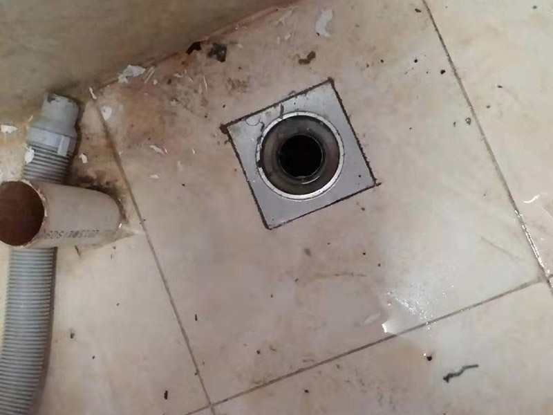 更換水龍頭地漏：塑料水龍頭維修方法最常見的漏水解決方法是使用鉗子逆時針旋轉取下龍頭，在螺釘固定處順時針纏繞上五到六圈止水膠帶，隨后順時針裝上塑料水龍頭即可，這個方法行不通，就試試后面的方法。若因軸心墊片部位發(fā)生磨損導致漏水，則可使用老虎鉗取下壓蓋，用鑷子夾出軸心墊片，更換一個新的就好了，一般的五金店都會有軸心墊片賣。若想更換三角密封墊，則可以用螺絲刀轉動栓頭上的螺絲，取下后再取下壓蓋，三角密封墊就在壓蓋的內側，更換就行了。若是接管的結合部位漏水現(xiàn)象嚴重，只用螺絲刀扭緊蓋型螺帽即可，如果不能解決問題，那就只好將U型密封墊更換成新的。止水磁盤的故障不容易維修，需要完全拆解龍頭進行清理，出現(xiàn)這種故障多是當?shù)刈詠硭粔蚋蓛魞却嫔笆木壒?。如果發(fā)現(xiàn)膠墊出現(xiàn)了毀損，一定要立即更換。