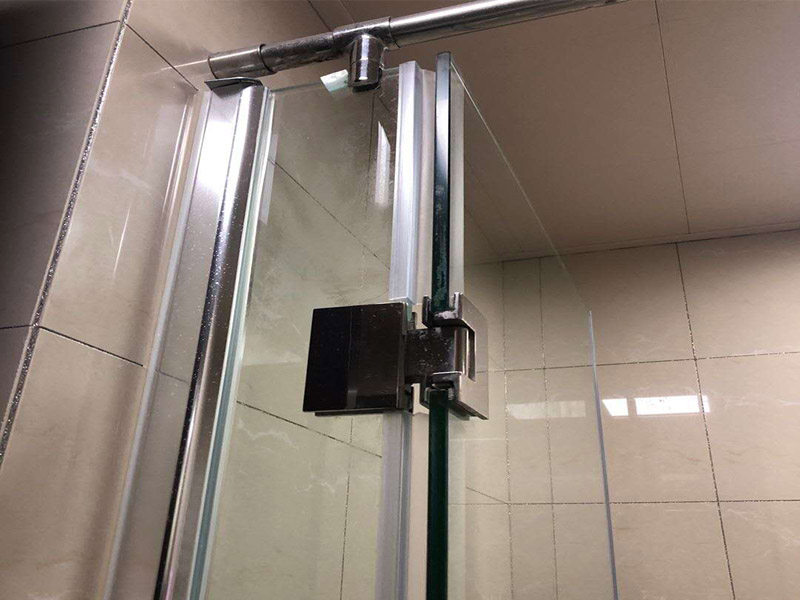 淋浴房拆除案例：1、搬運(yùn)時(shí)，淋浴房水平搬運(yùn)易使玻璃破碎，需要垂直且要兩人以上同時(shí)進(jìn)行搬運(yùn)，且注意避免和硬物碰撞。 2、淋浴房包裝開拆后請(qǐng)把玻璃豎直靠墻平穩(wěn)放置，水平放置或不平整放置都可能造成玻璃破損，造成財(cái)產(chǎn)損失或人身傷害。 3、使用密封硅膠時(shí)，不要把硅膠涂在亞克力潔具表面。如果不小心涂上少許切記不要急于去擦拭，這樣更難清除，要等其固化后輕輕揭去，禁止用硬物刮擦，不然會(huì)導(dǎo)致表面損壞。底盆安裝以后，要在硅膠全部固化后再使用(硅膠固化時(shí)間為24小時(shí))。