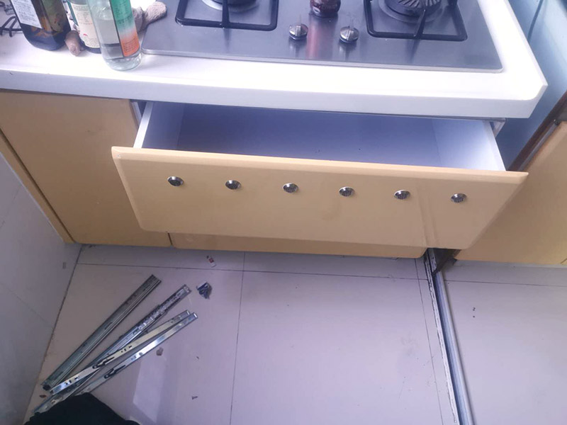 櫥柜滑軌安裝:確定櫥柜長度，合理選擇滑道的尺寸;輕拆內(nèi)軌，注意不要損壞,將外軌和中軌安裝到抽屜的兩側(cè),之后將櫥柜裝入箱體；櫥柜的滑軌一般來說長度應(yīng)該和抽屜抽拉的長度相當(dāng)，如果滑軌過短，那么櫥柜就達(dá)不到最大的開合，如果過長，就造成了無法安裝。櫥柜拉籃的安裝其實與櫥柜的安裝沒太大的區(qū)別,就是把滑軌安裝好后將拉籃裝上就可以了,這里應(yīng)注意拉籃的水平性,不可以兩遍高低不同。