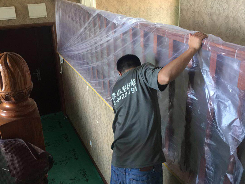 家具樓梯地面保護(hù)方案:入戶門(mén)的保護(hù) 入戶門(mén)是各種裝修物料進(jìn)場(chǎng)以及各種建筑裝修垃圾清理的必經(jīng)之路，這些物品在搬運(yùn)的過(guò)程中，與入戶門(mén)發(fā)生磕碰、摩擦的機(jī)率大大增加，所以，第一個(gè)需要做好成品保護(hù)的地方就是入戶門(mén)。建議：在裝修開(kāi)工前直到家具進(jìn)場(chǎng)期間，都需要對(duì)入戶門(mén)進(jìn)行保護(hù)！對(duì)于這一點(diǎn)，可以使用成品保護(hù)膜將門(mén)包裹。  二、水電改造時(shí)的保護(hù) 水電改造屬于隱蔽工程之一，是基礎(chǔ)裝修，其施工的質(zhì)量好壞，對(duì)于后期的施工和使用起著非常重要的作用。當(dāng)水電改造完成后，對(duì)各種管線進(jìn)行規(guī)范的固定，防止脫落，對(duì)裸露的線頭進(jìn)行包裹，防止發(fā)生觸電的危險(xiǎn)，地面裸露的線管，做好固定和保護(hù)，防止被踩壞，在搬運(yùn)各種物料的時(shí)候不要破壞地面所布的管線。 建議水電改造的成品保護(hù)別忽視! 1、電路改造的時(shí)候，能開(kāi)槽的地方盡量開(kāi)槽。 2、不能開(kāi)槽的地方一定要做好固定和保護(hù)。 3、下水管要封好。 4、對(duì)裸露的線頭盡量進(jìn)行包裹。