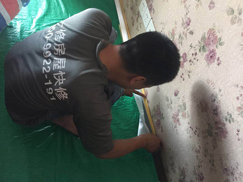 家具樓梯地面保護(hù)方案:入戶門(mén)的保護(hù) 入戶門(mén)是各種裝修物料進(jìn)場(chǎng)以及各種建筑裝修垃圾清理的必經(jīng)之路，這些物品在搬運(yùn)的過(guò)程中，與入戶門(mén)發(fā)生磕碰、摩擦的機(jī)率大大增加，所以，第一個(gè)需要做好成品保護(hù)的地方就是入戶門(mén)。建議：在裝修開(kāi)工前直到家具進(jìn)場(chǎng)期間，都需要對(duì)入戶門(mén)進(jìn)行保護(hù)！對(duì)于這一點(diǎn)，可以使用成品保護(hù)膜將門(mén)包裹。  二、水電改造時(shí)的保護(hù) 水電改造屬于隱蔽工程之一，是基礎(chǔ)裝修，其施工的質(zhì)量好壞，對(duì)于后期的施工和使用起著非常重要的作用。當(dāng)水電改造完成后，對(duì)各種管線進(jìn)行規(guī)范的固定，防止脫落，對(duì)裸露的線頭進(jìn)行包裹，防止發(fā)生觸電的危險(xiǎn)，地面裸露的線管，做好固定和保護(hù)，防止被踩壞，在搬運(yùn)各種物料的時(shí)候不要破壞地面所布的管線。 建議水電改造的成品保護(hù)別忽視! 1、電路改造的時(shí)候，能開(kāi)槽的地方盡量開(kāi)槽。 2、不能開(kāi)槽的地方一定要做好固定和保護(hù)。 3、下水管要封好。 4、對(duì)裸露的線頭盡量進(jìn)行包裹。