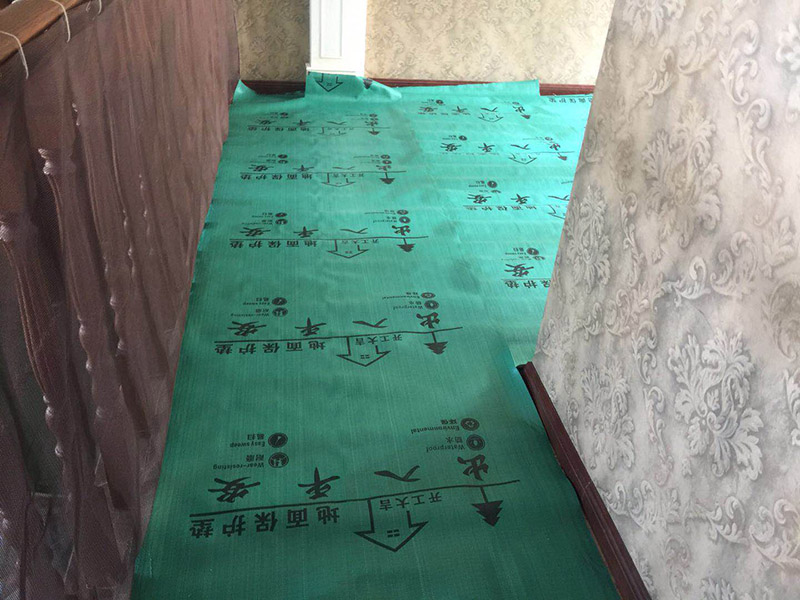 家具樓梯地面保護(hù)方案:入戶門(mén)的保護(hù) 入戶門(mén)是各種裝修物料進(jìn)場(chǎng)以及各種建筑裝修垃圾清理的必經(jīng)之路，這些物品在搬運(yùn)的過(guò)程中，與入戶門(mén)發(fā)生磕碰、摩擦的機(jī)率大大增加，所以，第一個(gè)需要做好成品保護(hù)的地方就是入戶門(mén)。建議：在裝修開(kāi)工前直到家具進(jìn)場(chǎng)期間，都需要對(duì)入戶門(mén)進(jìn)行保護(hù)！對(duì)于這一點(diǎn)，可以使用成品保護(hù)膜將門(mén)包裹。  二、水電改造時(shí)的保護(hù) 水電改造屬于隱蔽工程之一，是基礎(chǔ)裝修，其施工的質(zhì)量好壞，對(duì)于后期的施工和使用起著非常重要的作用。當(dāng)水電改造完成后，對(duì)各種管線進(jìn)行規(guī)范的固定，防止脫落，對(duì)裸露的線頭進(jìn)行包裹，防止發(fā)生觸電的危險(xiǎn)，地面裸露的線管，做好固定和保護(hù)，防止被踩壞，在搬運(yùn)各種物料的時(shí)候不要破壞地面所布的管線。 建議水電改造的成品保護(hù)別忽視! 1、電路改造的時(shí)候，能開(kāi)槽的地方盡量開(kāi)槽。 2、不能開(kāi)槽的地方一定要做好固定和保護(hù)。 3、下水管要封好。 4、對(duì)裸露的線頭盡量進(jìn)行包裹。