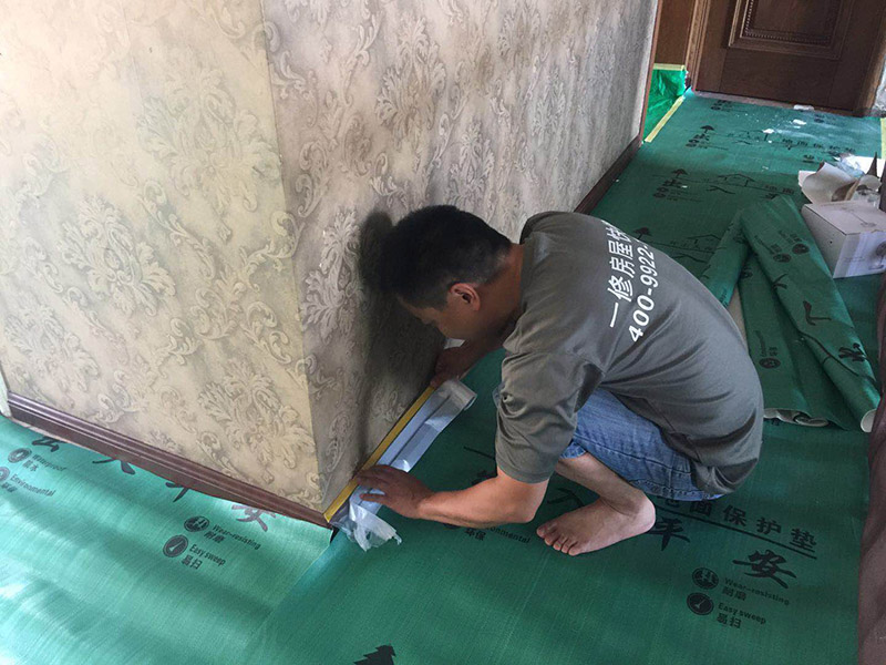 家具樓梯地面保護(hù)方案:入戶門(mén)的保護(hù) 入戶門(mén)是各種裝修物料進(jìn)場(chǎng)以及各種建筑裝修垃圾清理的必經(jīng)之路，這些物品在搬運(yùn)的過(guò)程中，與入戶門(mén)發(fā)生磕碰、摩擦的機(jī)率大大增加，所以，第一個(gè)需要做好成品保護(hù)的地方就是入戶門(mén)。建議：在裝修開(kāi)工前直到家具進(jìn)場(chǎng)期間，都需要對(duì)入戶門(mén)進(jìn)行保護(hù)！對(duì)于這一點(diǎn)，可以使用成品保護(hù)膜將門(mén)包裹。  二、水電改造時(shí)的保護(hù) 水電改造屬于隱蔽工程之一，是基礎(chǔ)裝修，其施工的質(zhì)量好壞，對(duì)于后期的施工和使用起著非常重要的作用。當(dāng)水電改造完成后，對(duì)各種管線進(jìn)行規(guī)范的固定，防止脫落，對(duì)裸露的線頭進(jìn)行包裹，防止發(fā)生觸電的危險(xiǎn)，地面裸露的線管，做好固定和保護(hù)，防止被踩壞，在搬運(yùn)各種物料的時(shí)候不要破壞地面所布的管線。 建議水電改造的成品保護(hù)別忽視! 1、電路改造的時(shí)候，能開(kāi)槽的地方盡量開(kāi)槽。 2、不能開(kāi)槽的地方一定要做好固定和保護(hù)。 3、下水管要封好。 4、對(duì)裸露的線頭盡量進(jìn)行包裹。