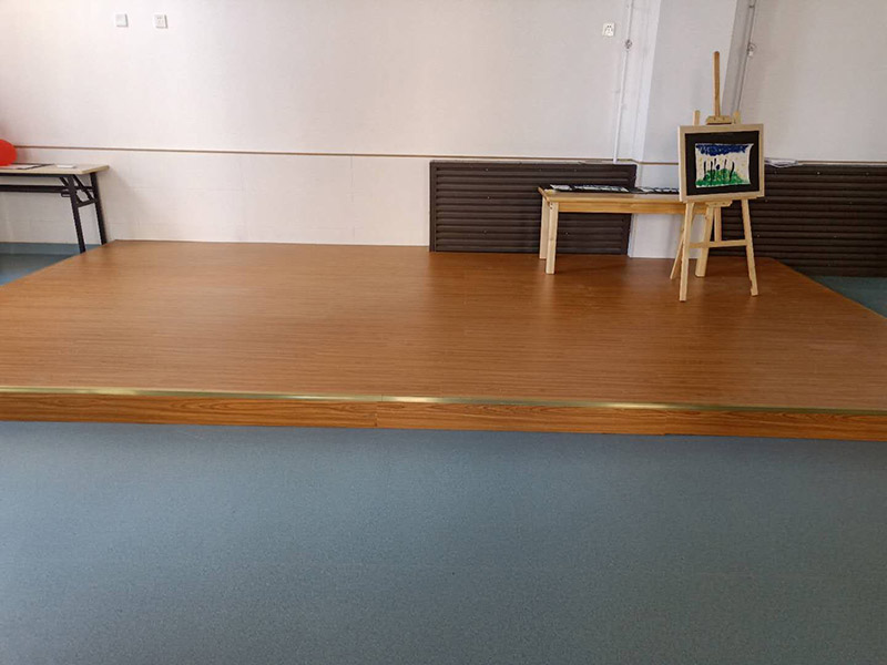 舊地板更換鋪裝：無論再好的實木地板用久了都會出現(xiàn)不平整的情況，舊地板翻新要用粗砂對地板進行打磨，將舊地板外層去掉1-2毫米，這個最好要請專業(yè)的師傅來做，特別是轉(zhuǎn)角位置。打磨后視覺上實木地板是非常平整的，其實略有高低不平。為了避免影響翻新效果，一般建議用戶在實木地板上刮涂一遍填泥，然后等填泥干透再執(zhí)行下步操作。再經(jīng)歷過打磨、填泥后實木地板看上去非常新了，但在光線較好下可發(fā)現(xiàn)：地板顏色不均勻。這時候需要對地板進行調(diào)色。用配套的底漆在地板上再涂抹一層，效果會好很多。