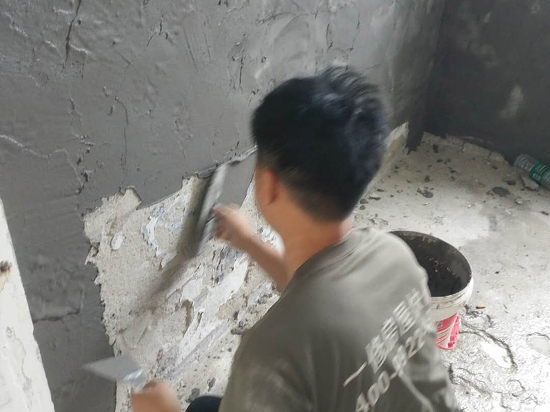 衛(wèi)生間瓷磚拆除重鋪：首先，拆除瓷磚時(shí)要用電，而電是從客廳臨時(shí)拉的，為了避免在施工過程中發(fā)生觸電的現(xiàn)象，將電拉進(jìn)衛(wèi)生間內(nèi)。其次，舊房改造拆除瓷磚時(shí)可以用沖擊電鉆，這種工具方便快捷，可自由更換。但在使用前應(yīng)檢查其是否靈活，可以通過空轉(zhuǎn)一分鐘的方法進(jìn)行檢驗(yàn)。用完之后及時(shí)進(jìn)行清理。 如果是地面的中間某一塊瓷磚想換掉就用錘子從正面敲碎地磚，然后將碎渣清理出來。拆磚應(yīng)從下至上進(jìn)行，在施工過程中對(duì)地面及時(shí)進(jìn)行處理，以免因垃圾過多從而影響后面的工作。同時(shí)要處理好房內(nèi)的防水層。拆除插座與水龍頭附近的瓷磚時(shí)應(yīng)小心，以免損壞水電設(shè)備。