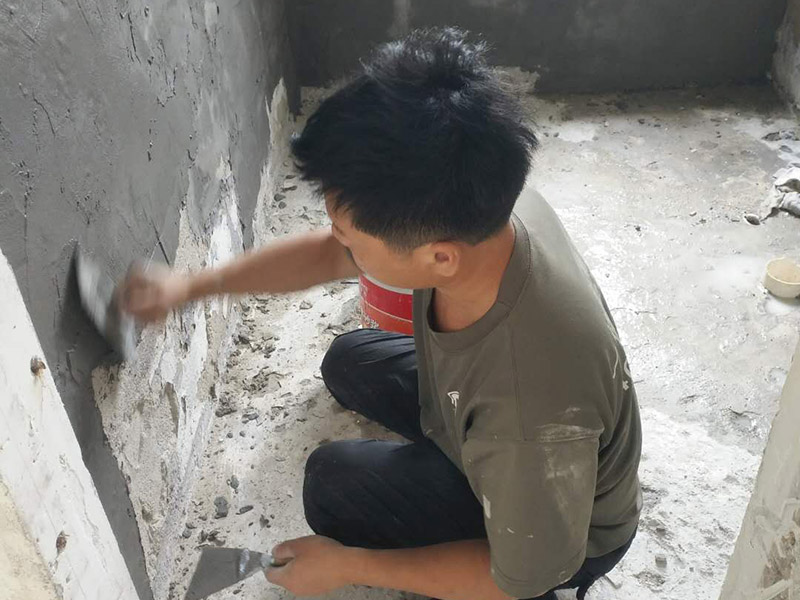 衛(wèi)生間瓷磚拆除重鋪：首先，拆除瓷磚時(shí)要用電，而電是從客廳臨時(shí)拉的，為了避免在施工過程中發(fā)生觸電的現(xiàn)象，將電拉進(jìn)衛(wèi)生間內(nèi)。其次，舊房改造拆除瓷磚時(shí)可以用沖擊電鉆，這種工具方便快捷，可自由更換。但在使用前應(yīng)檢查其是否靈活，可以通過空轉(zhuǎn)一分鐘的方法進(jìn)行檢驗(yàn)。用完之后及時(shí)進(jìn)行清理。 如果是地面的中間某一塊瓷磚想換掉就用錘子從正面敲碎地磚，然后將碎渣清理出來。拆磚應(yīng)從下至上進(jìn)行，在施工過程中對(duì)地面及時(shí)進(jìn)行處理，以免因垃圾過多從而影響后面的工作。同時(shí)要處理好房內(nèi)的防水層。拆除插座與水龍頭附近的瓷磚時(shí)應(yīng)小心，以免損壞水電設(shè)備。