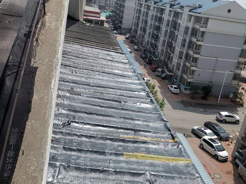 陽臺雨棚防水處理：1.清潔雨棚的表面;2.在需防水處理的區(qū)域涂上基層防水涂料，當(dāng)其仍為濕潤時，把適合尺寸的縫織聚酯布鋪于其上，確保縫織聚酯布不起泡，不起皺，再用基層防水涂料浸透縫織聚酯布，至全干;3.最后涂兩層表層防水涂料;4.養(yǎng)護。