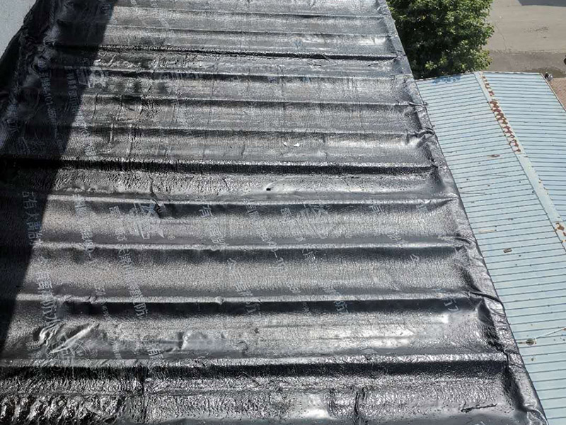 陽臺雨棚防水處理：1.清潔雨棚的表面;2.在需防水處理的區(qū)域涂上基層防水涂料，當(dāng)其仍為濕潤時，把適合尺寸的縫織聚酯布鋪于其上，確保縫織聚酯布不起泡，不起皺，再用基層防水涂料浸透縫織聚酯布，至全干;3.最后涂兩層表層防水涂料;4.養(yǎng)護。