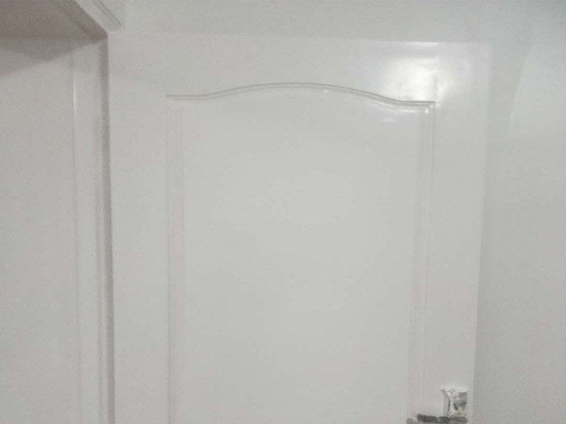 木門家具粉刷翻新:1、修補缺陷。在缺陷處(裂縫,凹坑等處)批原子灰或石膏油膩子,修補完成仔細(xì)打磨,缺陷多且嚴(yán)重的話要修補2-3遍;2、有油污的地方要么磨掉要么清洗干凈,是把手,人手摸臟的地方,打磨清理干凈后開始刷漆;3、防霉。為了避免木材長時間受潮而出現(xiàn)霉菌,可在未涂裝前,先薄涂防霉劑一層。4、把刷子在油漆桶里沾一下,一次不要沾太多的漆。刷漆的規(guī)則是從上到下,從左到右;注意轉(zhuǎn)角及隱藏處也要刷上漆; 5、第一遍干透后濕磨一遍,如無明顯瑕疵可進(jìn)行第2遍刷漆;