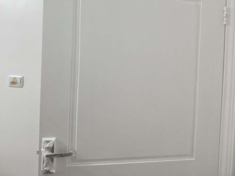 木門家具粉刷翻新:1、修補缺陷。在缺陷處(裂縫,凹坑等處)批原子灰或石膏油膩子,修補完成仔細(xì)打磨,缺陷多且嚴(yán)重的話要修補2-3遍;2、有油污的地方要么磨掉要么清洗干凈,是把手,人手摸臟的地方,打磨清理干凈后開始刷漆;3、防霉。為了避免木材長時間受潮而出現(xiàn)霉菌,可在未涂裝前,先薄涂防霉劑一層。4、把刷子在油漆桶里沾一下,一次不要沾太多的漆。刷漆的規(guī)則是從上到下,從左到右;注意轉(zhuǎn)角及隱藏處也要刷上漆; 5、第一遍干透后濕磨一遍,如無明顯瑕疵可進(jìn)行第2遍刷漆;