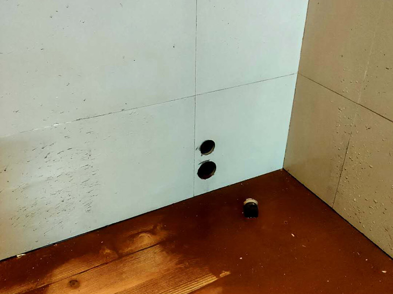 墻面水鉆打孔：在正式打孔之前，可以使用5厘米左右寬的透明膠帶在打孔的位置下面貼上兩道，然后再在孔下面，粘上一個結(jié)實的塑料袋，之后再使用膠帶在孔的周圍，圍成一個圓圈，可以有效的防止水鉆的水污染墻面。在正式進行打孔的時候，一定要將水鉆貼胸脯拿穩(wěn)，在對著墻面打的時候，注意水鉆的鉆頭不要與墻面完全的相切，因為這樣做的話，水鉆會很容易打偏。所以在進行打孔的時候，應(yīng)該將鉆頭往下傾斜進行打孔，斜度大概在50度左右，等到在墻上磨出一個月牙形槽的時候，然后再稍鉆深一點點，之后再慢慢調(diào)整水鉆的位置。