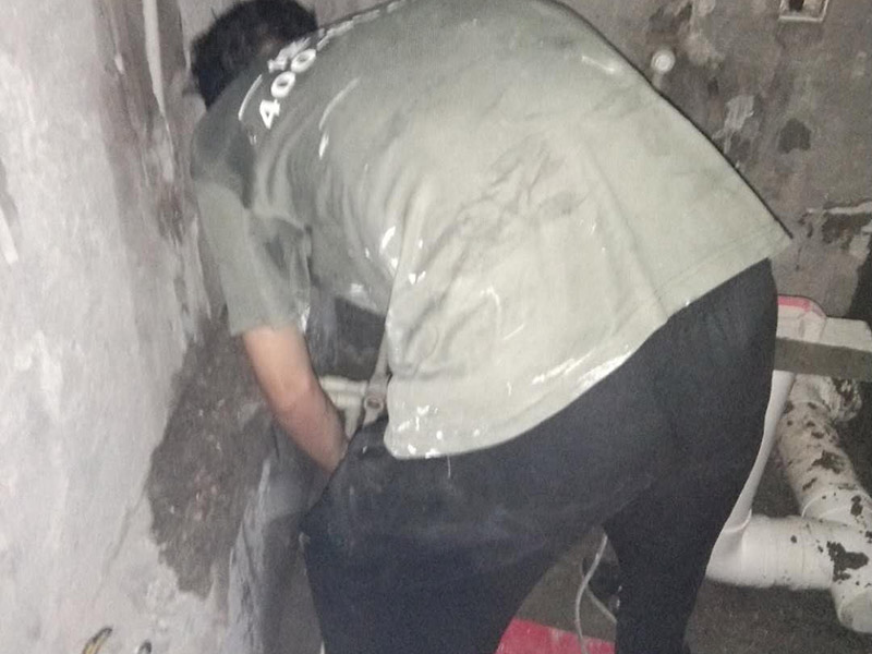 衛(wèi)生間管道打壓安裝：其使用方法是把冷熱水管用軟管連接在一起這個冷熱水形成一個圈，成一根管了，試壓器接在任何一個出水口都可以這時的壓力指針是0個壓。當(dāng)所有水管通路全部焊接好后才可以試壓，在測壓前要封堵所有的堵頭，關(guān)閉進(jìn)水總管的閥門。測壓時，搖動千斤頂?shù)膲簵U直到壓力表的指針指向0.9-1.0左右，也就是說現(xiàn)在的壓力是正常水壓的3倍保持這個壓力值一定時間。不同的水管測壓時間不一樣，PPR、鋁塑PPR、鋼塑PPR等焊接管是30分鐘（只能超出不能少）。鋁塑管就是銅接頭的那種，它的時間是4個小時（半個工作日）。鍍鋅管是4個小時也是半個工作日。