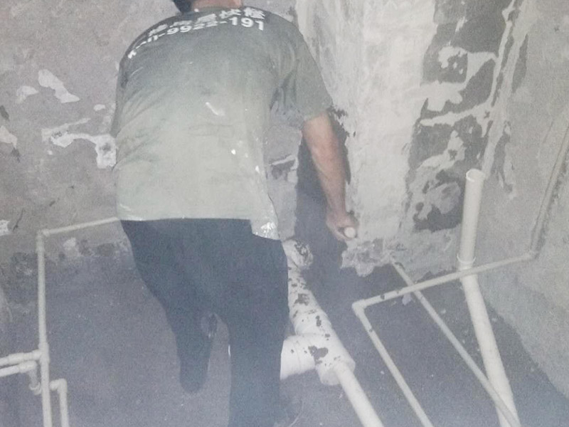 衛(wèi)生間管道打壓安裝：其使用方法是把冷熱水管用軟管連接在一起這個冷熱水形成一個圈，成一根管了，試壓器接在任何一個出水口都可以這時的壓力指針是0個壓。當(dāng)所有水管通路全部焊接好后才可以試壓，在測壓前要封堵所有的堵頭，關(guān)閉進(jìn)水總管的閥門。測壓時，搖動千斤頂?shù)膲簵U直到壓力表的指針指向0.9-1.0左右，也就是說現(xiàn)在的壓力是正常水壓的3倍保持這個壓力值一定時間。不同的水管測壓時間不一樣，PPR、鋁塑PPR、鋼塑PPR等焊接管是30分鐘（只能超出不能少）。鋁塑管就是銅接頭的那種，它的時間是4個小時（半個工作日）。鍍鋅管是4個小時也是半個工作日。