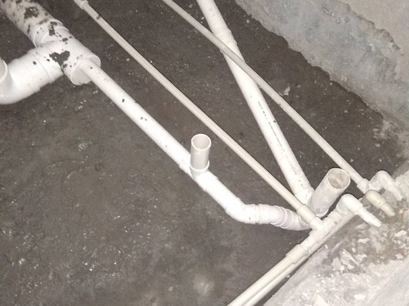 衛(wèi)生間管道打壓安裝：其使用方法是把冷熱水管用軟管連接在一起這個冷熱水形成一個圈，成一根管了，試壓器接在任何一個出水口都可以這時的壓力指針是0個壓。當(dāng)所有水管通路全部焊接好后才可以試壓，在測壓前要封堵所有的堵頭，關(guān)閉進(jìn)水總管的閥門。測壓時，搖動千斤頂?shù)膲簵U直到壓力表的指針指向0.9-1.0左右，也就是說現(xiàn)在的壓力是正常水壓的3倍保持這個壓力值一定時間。不同的水管測壓時間不一樣，PPR、鋁塑PPR、鋼塑PPR等焊接管是30分鐘（只能超出不能少）。鋁塑管就是銅接頭的那種，它的時間是4個小時（半個工作日）。鍍鋅管是4個小時也是半個工作日。