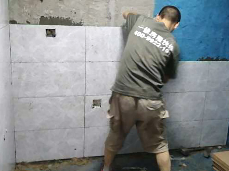 衛(wèi)生間瓷磚鋪貼:1、 衛(wèi)生間墻面在施工前清理墻面的各類污物，用泥刀先批墻，后用水泥漿找平，防止瓷磚貼后有空鼓現(xiàn)象。 2、 衛(wèi)生間內(nèi)會防止抽風(fēng)機(jī)、安裝吊頂?shù)?，所以高度要特別注意，其次是墻磚與地磚的尺寸要互相對應(yīng)，不能有太大的差異，最后根據(jù)高度、尺寸與整體效果來確定鋪貼方法，如果統(tǒng)一墻面瓷磚不同，大尺寸瓷磚從下往上貼，小尺寸從上往下貼。 3、配料將清水逐量加入粉狀粘結(jié)劑內(nèi)，按照說明書上一定的比例調(diào)配。攪拌調(diào)和將粘結(jié)劑漿料攪拌至潤滑均勻，無明顯塊狀或糊涂結(jié)狀，將攪拌后施工漿料靜置5&mdash;10分鐘，然后再稍加攪拌1&mdash;2分鐘，就可以使用了。 4、把剛剛攪拌好的粘結(jié)劑漿料均勻的刮到墻上，讓漿料與瓷磚背面的充分接觸。留縫大小調(diào)整根據(jù)瓷磚的尺寸，在磚與磚之間預(yù)留相應(yīng)尺寸的縫隙留待嵌縫?？捎醚篮灥认裙潭āＳ脤I(yè)測量儀，來檢查貼后瓷磚的平整度。鋪貼完成后可以用薄膜來加以保護(hù)。