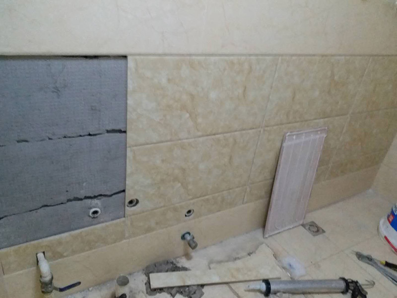 墻面瓷磚脫落修補：首先將脫落的磚四周用裁紙刀的刀背咔嚓一遍，將勾縫劑或水泥等附著物清理掉，漏出瓷磚的原邊。同時需要清理的，還有墻上與脫落瓷磚相連的瓷磚邊緣。當(dāng)然，用刀刃也可以，但比較毀刀片。然后用稍微潮濕的抹布擦干凈瓷磚背面的浮灰，最好用鋼絲球來刷一遍瓷磚背面再擦，目的是去掉可能存在的脫模劑。接著就是清理墻面的水泥砂漿層，將松動的碎塊去掉，然后也整體用抹布擦一遍。將玻璃膠用裁紙刀切掉密封出口，如果有槍嘴就擰上槍嘴，沒有也可以直接用。如果墻上的水泥砂漿四周有縫隙，可在縫隙內(nèi)也擠些玻璃膠，這樣可以連接那些沒掉的瓷磚，防止附近的瓷磚將來也脫落。然后將這背面抹膠的瓷磚貼回原處，磚與磚之間插上牙簽來留縫隙。再用手指抹玻璃膠到磚與磚之間的縫隙里。