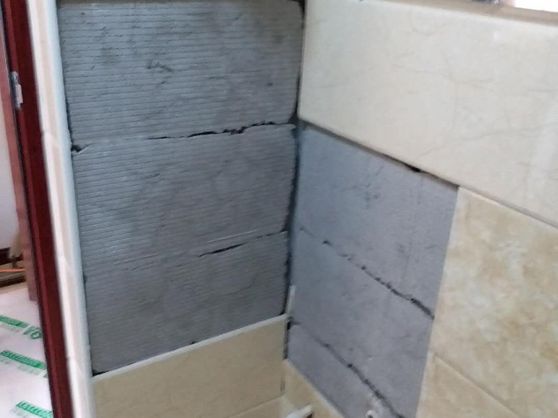 墻面瓷磚脫落修補：首先將脫落的磚四周用裁紙刀的刀背咔嚓一遍，將勾縫劑或水泥等附著物清理掉，漏出瓷磚的原邊。同時需要清理的，還有墻上與脫落瓷磚相連的瓷磚邊緣。當(dāng)然，用刀刃也可以，但比較毀刀片。然后用稍微潮濕的抹布擦干凈瓷磚背面的浮灰，最好用鋼絲球來刷一遍瓷磚背面再擦，目的是去掉可能存在的脫模劑。接著就是清理墻面的水泥砂漿層，將松動的碎塊去掉，然后也整體用抹布擦一遍。將玻璃膠用裁紙刀切掉密封出口，如果有槍嘴就擰上槍嘴，沒有也可以直接用。如果墻上的水泥砂漿四周有縫隙，可在縫隙內(nèi)也擠些玻璃膠，這樣可以連接那些沒掉的瓷磚，防止附近的瓷磚將來也脫落。然后將這背面抹膠的瓷磚貼回原處，磚與磚之間插上牙簽來留縫隙。再用手指抹玻璃膠到磚與磚之間的縫隙里。