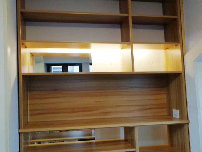 鞋柜現(xiàn)場(chǎng)安裝：方法有三種，一是，找會(huì)的朋友，二是，請(qǐng)師傅，三是自己裝，一般簡(jiǎn)易一點(diǎn)的是可以自己裝的，但是設(shè)計(jì)比較復(fù)雜的鞋柜就得找專業(yè)的師傅了，特別是價(jià)格相對(duì)昂貴的材質(zhì)做的鞋柜，為了避免安裝過程中有破壞性的行為發(fā)生，就應(yīng)該找專業(yè)安裝鞋柜的師傅。