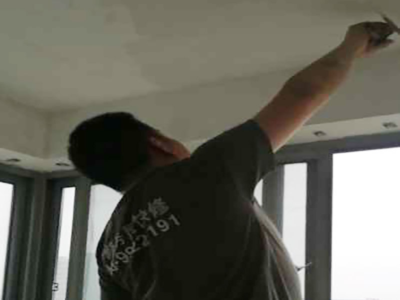 陽臺頂面修補膩子：刮膩子對不同的墻體有著不同的要求，像比較常見的混凝土的墻面，會出現(xiàn)一些氣孔與鼓起的現(xiàn)象，所以就要先把墻面修平整掉，磨平凸起處，填補凹陷處。如果是預(yù)制混凝土的墻面，那么它的表面層就會有一些砂礫與疙瘩的現(xiàn)象，這個時候就需要專業(yè)的施工人員，使用用鋼絲刷把墻面整體的刷一遍。 基層做好處理后，墻面還是會有一些凹陷的地方，這個時候就可以用石膏膩子來補平。將石膏膩子壓實凹陷處，橫抹豎起的地方再重新刮一遍，這樣來確保墻面的平整。 墻面上可能會有油污等這些東西，所以需要涂刷一下火堿水溶液，不過在涂刷時一定要注意，一邊涂刷一邊就要拿清水清洗墻面，這樣不僅可以加快一點速度，而且效果也好。 刮膩子之前，噴刷一遍粘結(jié)劑，就可以開始刮膩子了。在刮膩子的時候注意，避免留下浮膩子以及刮痕，防止膩子上沾上灰塵、砂礫等雜物，然后按照規(guī)范刮就可以了。