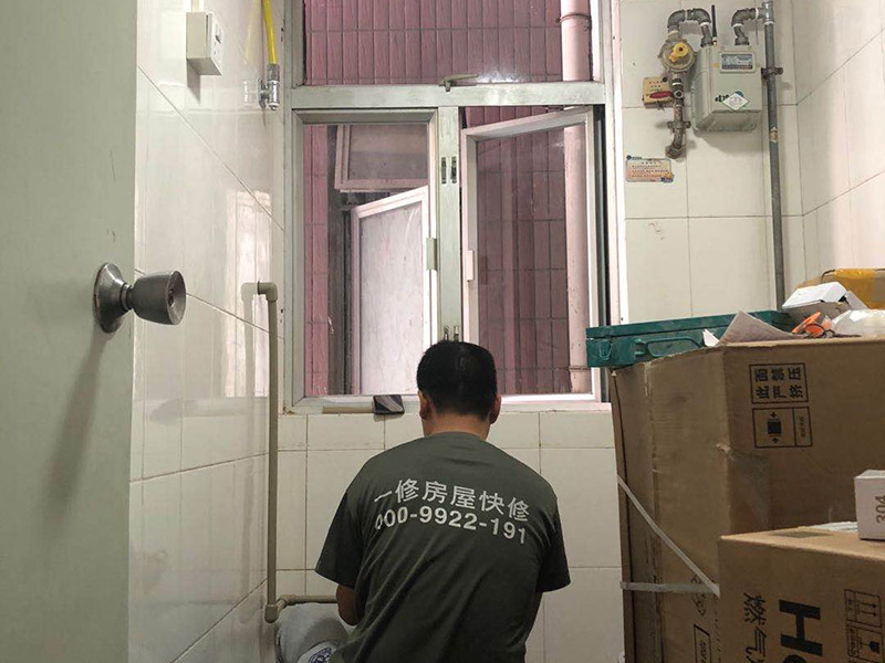 衛(wèi)生間管道裝修:水路安裝一般有三種，走頂、走地、走墻這三種方式，一般情況下地上是走的管道路，安裝時(shí)最簡(jiǎn)單的，但是用料是最多的，然而墻壁上的管道路，安裝時(shí)比較困難的，而用料是最少的。當(dāng)然了開槽最難的還是頂上面安裝管道的，用料最多，漏水很容易發(fā)現(xiàn)，因此，選擇水管走頂部的方法比較合適。 冷熱水管的管壁的厚度是不一樣的，所以在安裝的時(shí)候一定要記得，冷水管不能當(dāng)作熱水管來用，這樣會(huì)減少壽命，而且還會(huì)對(duì)日后生活造成困惑，分辨冷熱水管的簡(jiǎn)便方法是熱水管上有一條紅線標(biāo)記，對(duì)于冷熱水管接頭距離的要求，只有淋浴混合氣的要求是14-15公分，其余的距離只要好安裝操作就可以。