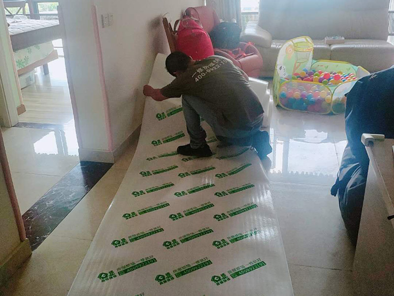 衛(wèi)生間管道裝修:水路安裝一般有三種，走頂、走地、走墻這三種方式，一般情況下地上是走的管道路，安裝時(shí)最簡(jiǎn)單的，但是用料是最多的，然而墻壁上的管道路，安裝時(shí)比較困難的，而用料是最少的。當(dāng)然了開槽最難的還是頂上面安裝管道的，用料最多，漏水很容易發(fā)現(xiàn)，因此，選擇水管走頂部的方法比較合適。 冷熱水管的管壁的厚度是不一樣的，所以在安裝的時(shí)候一定要記得，冷水管不能當(dāng)作熱水管來用，這樣會(huì)減少壽命，而且還會(huì)對(duì)日后生活造成困惑，分辨冷熱水管的簡(jiǎn)便方法是熱水管上有一條紅線標(biāo)記，對(duì)于冷熱水管接頭距離的要求，只有淋浴混合氣的要求是14-15公分，其余的距離只要好安裝操作就可以。