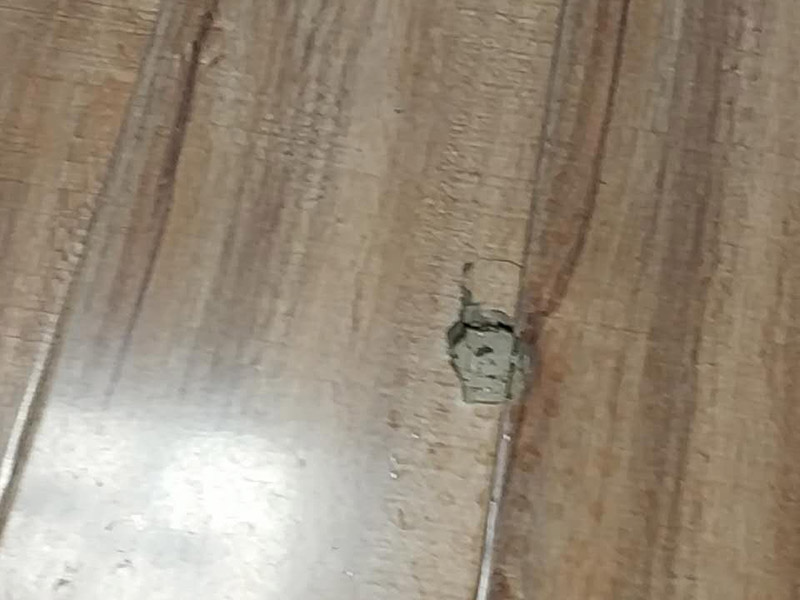 地板修復(fù)維修:一種是漆面修復(fù);一種是局部破壞，重裝修復(fù);另外一種是整體重裝修復(fù)。這些修復(fù)方式各有利弊，選擇時要區(qū)別對待，除了重新鋪裝，但比較耗時、耗力以外，任何一種修復(fù)方式都不能使地板或地磚恢復(fù)如初。 可以用有新榫頭小片地板在接口上來回滑動，找出殘留膠跡并清除，以保證修復(fù)后的地板美觀，同樣需要注意的是不要損壞周圍的榫槽;接下來處理新地板，鋸掉新地板槽口一邊的下半部分并清理干凈整個榫槽，注意預(yù)留一些空間，因外涂抹膠水后會占用一定的空間;最后將新地板安裝到需要替換的位置，將原四周地板榫頭涂滿膠水，并在新地板榫槽處也施上膠水，然后放在起下廢板塊的空隙處，先將長邊榫舌與短邊榫舌的一角嵌入原四周地板的槽口邊，再用手按下槽口一邊，并墊木塊以專用工具輕輕砸入，注意安裝前先比一下長度是否一致，如果新板長了，可以修短一點，短了就只有拆裝整條地板了。