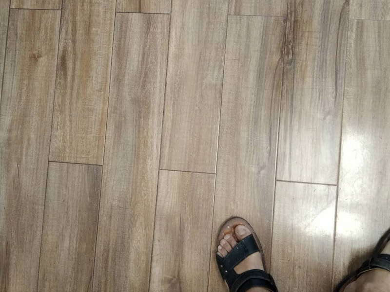 地板修復(fù)維修:一種是漆面修復(fù);一種是局部破壞，重裝修復(fù);另外一種是整體重裝修復(fù)。這些修復(fù)方式各有利弊，選擇時要區(qū)別對待，除了重新鋪裝，但比較耗時、耗力以外，任何一種修復(fù)方式都不能使地板或地磚恢復(fù)如初。 可以用有新榫頭小片地板在接口上來回滑動，找出殘留膠跡并清除，以保證修復(fù)后的地板美觀，同樣需要注意的是不要損壞周圍的榫槽;接下來處理新地板，鋸掉新地板槽口一邊的下半部分并清理干凈整個榫槽，注意預(yù)留一些空間，因外涂抹膠水后會占用一定的空間;最后將新地板安裝到需要替換的位置，將原四周地板榫頭涂滿膠水，并在新地板榫槽處也施上膠水，然后放在起下廢板塊的空隙處，先將長邊榫舌與短邊榫舌的一角嵌入原四周地板的槽口邊，再用手按下槽口一邊，并墊木塊以專用工具輕輕砸入，注意安裝前先比一下長度是否一致，如果新板長了，可以修短一點，短了就只有拆裝整條地板了。