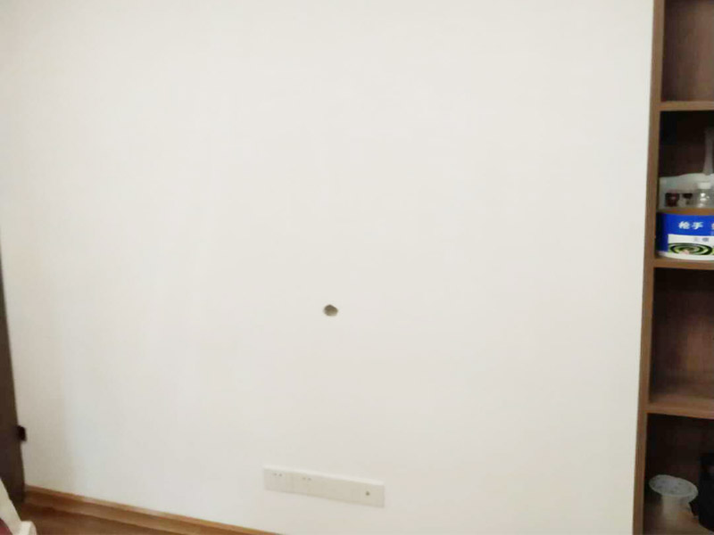 電視背景墻裝修：首先需要量背景墻的尺寸，然后記錄下來，可以去網(wǎng)上或者實(shí)體店購買墻布。要注意尺寸要留有余地，才能進(jìn)行處理。要對(duì)貼墻布的墻面先進(jìn)行處理，墻面如果是剛做好的水泥漆，干了就可以操作。如果是普通的墻面，需要先做基膜。把購買來的墻布展開，然后站到梯椅上，把墻布對(duì)角貼上去。要注意張貼的平整，不能一邊高一邊低。用手按壓住墻布，然后用刮片把墻布刮平。刮角落的時(shí)候，要注意用力刮平，不要有褶皺或者翹角。墻布刮好后，要用鋒利的刀片，進(jìn)行修邊處理，電線孔也要用刀片割開。修邊好后，也要用刮片再刮一遍。裁剪邊框的墻紙，按照同樣步驟張貼。張貼好后，用布擦一下，防止膠水沾住。查看張貼效果，關(guān)上窗戶。