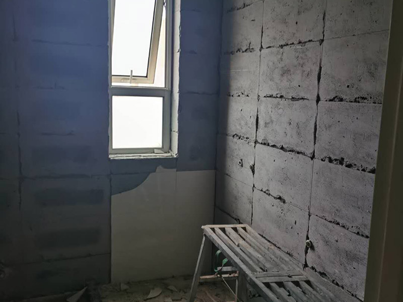 衛(wèi)生間拆除重裝：拆卸衛(wèi)生間用具，如洗手盆、鏡面、掛鉤、熱水器等，最后拆下天花板。根據(jù)施工隊伍的施工習慣，可以在磚塊敲擊所有墻壁之前均勻地移除衛(wèi)生間固定裝置，或者可以將磚塊穿插在磚塊中。 并非所有的衛(wèi)生器具都需要立即拆卸，并且在敲擊磚塊后留下馬桶的拆卸。為了避免在敲擊磚時掉落的瓷磚，排水管損壞，或者掉入排水管中導致結(jié)垢。但是，如果您需要保留馬桶，可以在施工前使用木板或堅固的材料，并將其放在馬桶上以防止瓷磚掉落。 拆除衛(wèi)生間用具后，應將外露的電線芯用絕緣膠帶捆扎，以免造成安全隱患，導致施工人員受到電擊傷害，或電池芯可能被水短路。