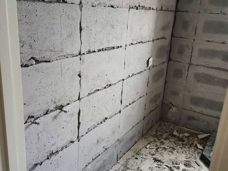 衛(wèi)生間拆除重裝：拆卸衛(wèi)生間用具，如洗手盆、鏡面、掛鉤、熱水器等，最后拆下天花板。根據(jù)施工隊伍的施工習慣，可以在磚塊敲擊所有墻壁之前均勻地移除衛(wèi)生間固定裝置，或者可以將磚塊穿插在磚塊中。 并非所有的衛(wèi)生器具都需要立即拆卸，并且在敲擊磚塊后留下馬桶的拆卸。為了避免在敲擊磚時掉落的瓷磚，排水管損壞，或者掉入排水管中導致結(jié)垢。但是，如果您需要保留馬桶，可以在施工前使用木板或堅固的材料，并將其放在馬桶上以防止瓷磚掉落。 拆除衛(wèi)生間用具后，應將外露的電線芯用絕緣膠帶捆扎，以免造成安全隱患，導致施工人員受到電擊傷害，或電池芯可能被水短路。