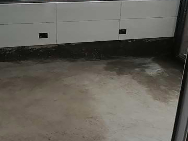 廚房地面防水找平：一般的地面都是不平整的，所以做防水前要先將廚房基面修復(fù)好，特別是陰陽角區(qū)域要多注意一些，凹凸不平要找平好?？梢杂苗P子把凸起水泥渣子和雜物鏟掉，凹進去的地方要進行修補、抹平，有裂縫或滲水也需要堵漏修復(fù)等。地面修復(fù)好后，還要確?；鏇]有任何的灰塵、顆粒和垃圾等等，所以在施工前可以先用水去做清潔，只要濕潤表面即可，不能出現(xiàn)明水。 先做地面的防水，所以先將地面防水涂料調(diào)配好。按一定的比例把防水涂料倒進塑料桶里，先倒入涂料乳液，然后再倒入粉料，用攪拌器將兩者攪拌均勻，呈無顆粒狀態(tài)后靜置三分鐘，消除小氣泡后即可使用。就可以開始涂刷防水漿料了，先要對一些特殊的區(qū)域進行小范圍重點刷涂，特別是地漏、管道周圍、墻面轉(zhuǎn)角處。其然后他地區(qū)可以大面積涂刷第一遍，毛刷浸濕后粘取涂料，往一個方向刷，其涂膜厚度在1mm以內(nèi)，這樣容易干燥，也不易鼓泡、開裂。干燥后就可以用十字交錯方向涂刷第二遍了，避免漏刷，第二天就可以進行閉水試驗。