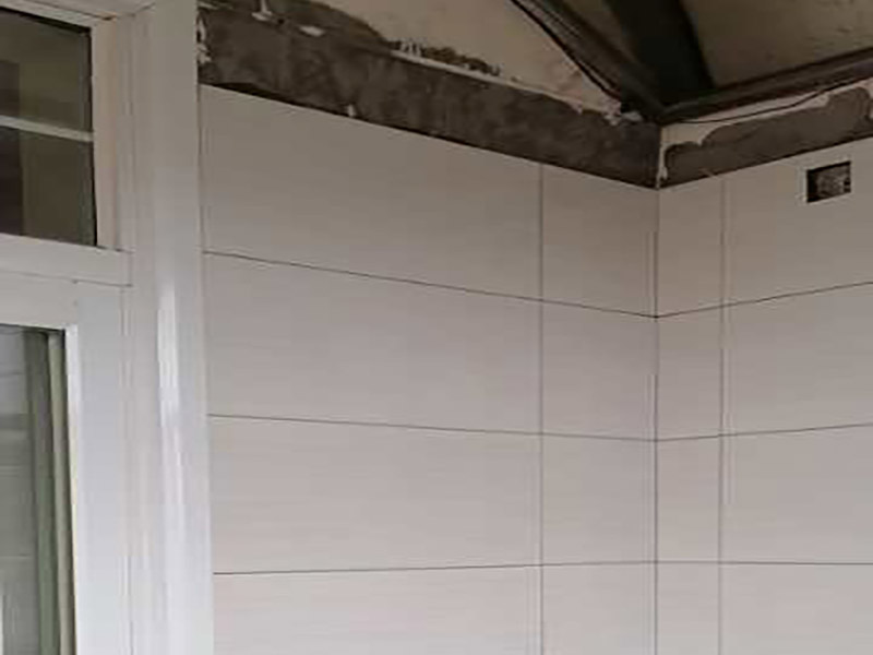 廚房地面防水找平：一般的地面都是不平整的，所以做防水前要先將廚房基面修復(fù)好，特別是陰陽角區(qū)域要多注意一些，凹凸不平要找平好?？梢杂苗P子把凸起水泥渣子和雜物鏟掉，凹進去的地方要進行修補、抹平，有裂縫或滲水也需要堵漏修復(fù)等。地面修復(fù)好后，還要確?；鏇]有任何的灰塵、顆粒和垃圾等等，所以在施工前可以先用水去做清潔，只要濕潤表面即可，不能出現(xiàn)明水。 先做地面的防水，所以先將地面防水涂料調(diào)配好。按一定的比例把防水涂料倒進塑料桶里，先倒入涂料乳液，然后再倒入粉料，用攪拌器將兩者攪拌均勻，呈無顆粒狀態(tài)后靜置三分鐘，消除小氣泡后即可使用。就可以開始涂刷防水漿料了，先要對一些特殊的區(qū)域進行小范圍重點刷涂，特別是地漏、管道周圍、墻面轉(zhuǎn)角處。其然后他地區(qū)可以大面積涂刷第一遍，毛刷浸濕后粘取涂料，往一個方向刷，其涂膜厚度在1mm以內(nèi)，這樣容易干燥，也不易鼓泡、開裂。干燥后就可以用十字交錯方向涂刷第二遍了，避免漏刷，第二天就可以進行閉水試驗。