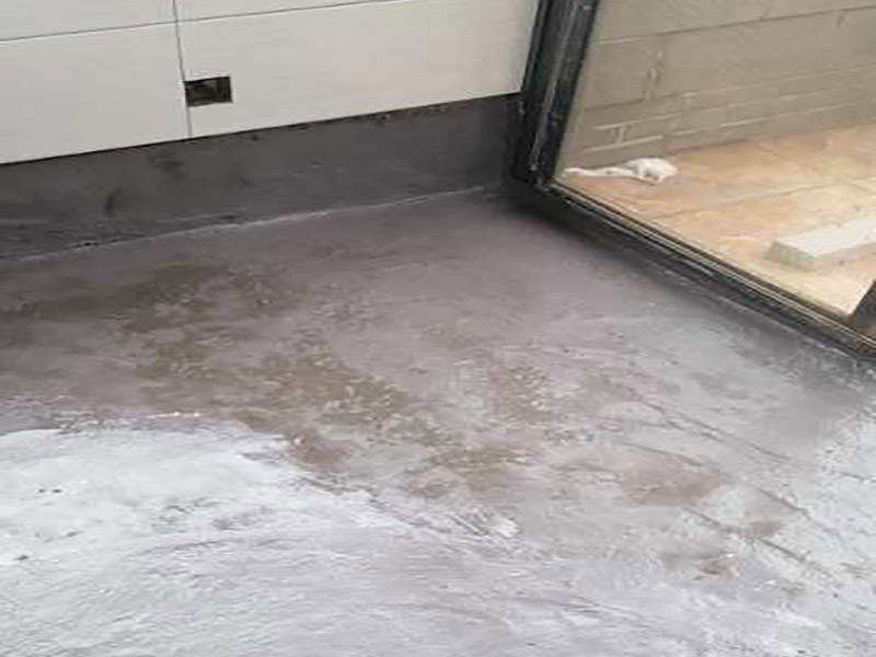 廚房地面防水找平：一般的地面都是不平整的，所以做防水前要先將廚房基面修復(fù)好，特別是陰陽角區(qū)域要多注意一些，凹凸不平要找平好?？梢杂苗P子把凸起水泥渣子和雜物鏟掉，凹進去的地方要進行修補、抹平，有裂縫或滲水也需要堵漏修復(fù)等。地面修復(fù)好后，還要確?；鏇]有任何的灰塵、顆粒和垃圾等等，所以在施工前可以先用水去做清潔，只要濕潤表面即可，不能出現(xiàn)明水。 先做地面的防水，所以先將地面防水涂料調(diào)配好。按一定的比例把防水涂料倒進塑料桶里，先倒入涂料乳液，然后再倒入粉料，用攪拌器將兩者攪拌均勻，呈無顆粒狀態(tài)后靜置三分鐘，消除小氣泡后即可使用。就可以開始涂刷防水漿料了，先要對一些特殊的區(qū)域進行小范圍重點刷涂，特別是地漏、管道周圍、墻面轉(zhuǎn)角處。其然后他地區(qū)可以大面積涂刷第一遍，毛刷浸濕后粘取涂料，往一個方向刷，其涂膜厚度在1mm以內(nèi)，這樣容易干燥，也不易鼓泡、開裂。干燥后就可以用十字交錯方向涂刷第二遍了，避免漏刷，第二天就可以進行閉水試驗。