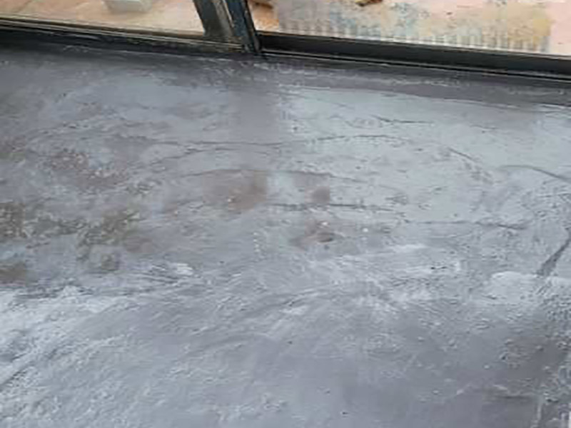 廚房地面防水找平：一般的地面都是不平整的，所以做防水前要先將廚房基面修復(fù)好，特別是陰陽角區(qū)域要多注意一些，凹凸不平要找平好?？梢杂苗P子把凸起水泥渣子和雜物鏟掉，凹進去的地方要進行修補、抹平，有裂縫或滲水也需要堵漏修復(fù)等。地面修復(fù)好后，還要確?；鏇]有任何的灰塵、顆粒和垃圾等等，所以在施工前可以先用水去做清潔，只要濕潤表面即可，不能出現(xiàn)明水。 先做地面的防水，所以先將地面防水涂料調(diào)配好。按一定的比例把防水涂料倒進塑料桶里，先倒入涂料乳液，然后再倒入粉料，用攪拌器將兩者攪拌均勻，呈無顆粒狀態(tài)后靜置三分鐘，消除小氣泡后即可使用。就可以開始涂刷防水漿料了，先要對一些特殊的區(qū)域進行小范圍重點刷涂，特別是地漏、管道周圍、墻面轉(zhuǎn)角處。其然后他地區(qū)可以大面積涂刷第一遍，毛刷浸濕后粘取涂料，往一個方向刷，其涂膜厚度在1mm以內(nèi)，這樣容易干燥，也不易鼓泡、開裂。干燥后就可以用十字交錯方向涂刷第二遍了，避免漏刷，第二天就可以進行閉水試驗。