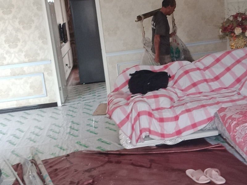 廚房地面防水找平：一般的地面都是不平整的，所以做防水前要先將廚房基面修復(fù)好，特別是陰陽角區(qū)域要多注意一些，凹凸不平要找平好?？梢杂苗P子把凸起水泥渣子和雜物鏟掉，凹進去的地方要進行修補、抹平，有裂縫或滲水也需要堵漏修復(fù)等。地面修復(fù)好后，還要確?；鏇]有任何的灰塵、顆粒和垃圾等等，所以在施工前可以先用水去做清潔，只要濕潤表面即可，不能出現(xiàn)明水。 先做地面的防水，所以先將地面防水涂料調(diào)配好。按一定的比例把防水涂料倒進塑料桶里，先倒入涂料乳液，然后再倒入粉料，用攪拌器將兩者攪拌均勻，呈無顆粒狀態(tài)后靜置三分鐘，消除小氣泡后即可使用。就可以開始涂刷防水漿料了，先要對一些特殊的區(qū)域進行小范圍重點刷涂，特別是地漏、管道周圍、墻面轉(zhuǎn)角處。其然后他地區(qū)可以大面積涂刷第一遍，毛刷浸濕后粘取涂料，往一個方向刷，其涂膜厚度在1mm以內(nèi)，這樣容易干燥，也不易鼓泡、開裂。干燥后就可以用十字交錯方向涂刷第二遍了，避免漏刷，第二天就可以進行閉水試驗。