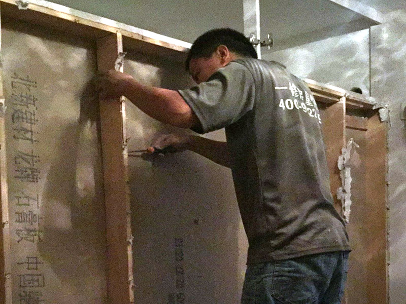 柜體拆除裝修：理拆除，別蠻干，最大限度的降低因彌補拆除所造成的投資增加問題；地面剔鑿工具避免垂直敲擊樓板，會對樓板造成傷害。 做好成品保護，包括需要保留的隔墻、管道、電箱、水電氣表、外窗、地漏、下水管等；有必要對以上成品進行包裹或綁扎；墻面鏟除要徹底，但不能拆壞主體墻；