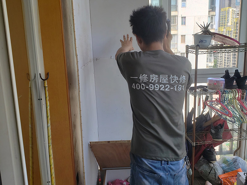 柜子拆除方案：首先把衣柜里面的衣服等東西收拾出來。 2.把衣柜里面活動(dòng)的零件全部拿出來,比如襪子盒、掛衣桿等。 3.把衣柜的門上的折頁(yè)用螺絲刀寫下來。 4.如果有活動(dòng)門,比如推拉門,這樣的部件也要先卸下來。 5.衣柜上有螺絲釘?shù)牟课?用螺絲擰下來,拆除。