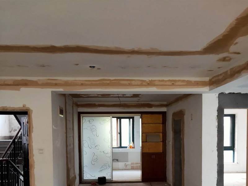 全屋墻面翻新方案：檢查舊房墻面基層問題，對(duì)癥下藥施工，如果墻面裝修5年甚至10年以上，墻面有開裂，滲水，起皮或者之前有貼過墻紙的舊房，就需要將原墻紙撕掉，將墻面鏟至毛坯層，做鏟墻施工，如近幾年裝修過的房子，則不需要做鏟墻施工，墻面基層無明顯破損，打磨膩?zhàn)踊蛘咧匦屡文佔(zhàn)樱鋈槟z漆施工即可！ 將房中小件物品搬移到柜子，儲(chǔ)物柜等不需要施工的位置，如樓梯間，衛(wèi)生間等，利用專業(yè)的遮蔽保護(hù)膜貼在地面，包裝家具，避免施工期間對(duì)家中的物品造成損害和污染。 墻面完全鏟除后，需用打磨機(jī)打磨墻面起到找平的作用，然后做防水界面劑施工，防水施工的目的是防止天氣潮濕或者樓頂漏水，陽臺(tái)滲水導(dǎo)致墻面乳膠漆掉皮，界面劑的作用是為了增強(qiáng)水泥基層的粘接力。