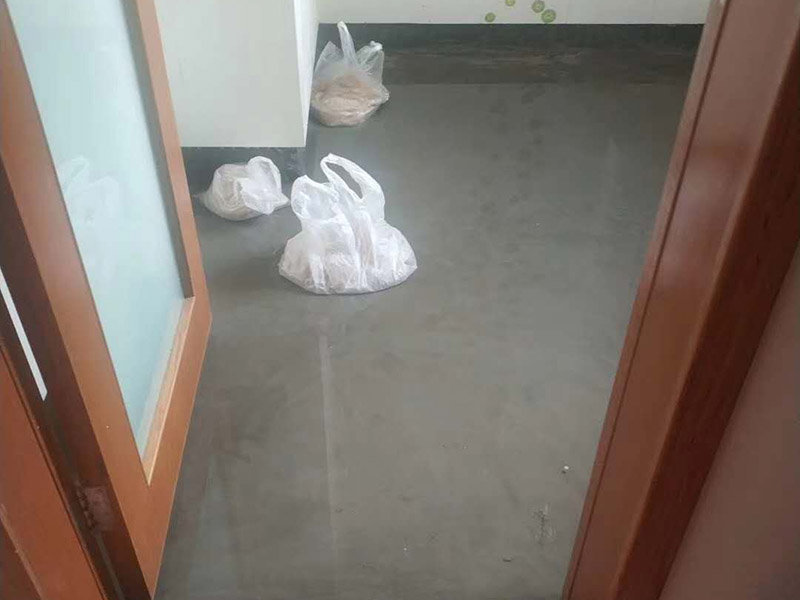 廁所地面閉水試驗(yàn)：防水施工完成，24小時(shí)后可做閉水試驗(yàn)；把地漏和管道口周邊進(jìn)行暫時(shí)封堵；在門口砌20CM高的擋墻；開始蓄水，深度5-20厘米，做好水位標(biāo)記；蓄水時(shí)間48～72小時(shí)；第一天閉水后，看水位線是否有明顯下降，如果有，請及時(shí)檢查樓下屋頂和管道周邊是否有滲漏，如果沒有，繼續(xù)閉水；第三天閉水完畢，全面檢查樓下天花板和屋頂管道周邊。完全合格后進(jìn)行下一道工序。