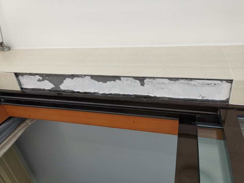 客廳瓷磚修補(bǔ):如果只是瓷磚脫落，砂漿留在墻、地面上沒有松動(dòng)，解決辦法就是將瓷磚背面和側(cè)面殘留的砂漿刮干凈，然后在瓷磚背面涂上一層均勻的砂漿，并按回原位。如果砂漿和瓷磚一起掉落，處理辦法就是先在墻、地面基礎(chǔ)面上鑿些毛坑，然后在基礎(chǔ)面上一層砂漿，然后將瓷磚壓上去，直至瓷磚固定在上面。 瓷磚脫落一般都是因?yàn)殇佋O(shè)時(shí)用普通水泥砂漿來粘合，水泥砂漿的粘結(jié)力比較低而且特別容易受環(huán)境因素影響，經(jīng)常會(huì)有瓷磚空鼓甚至脫落現(xiàn)象。如果出現(xiàn)這樣的現(xiàn)象最好換用粘結(jié)力強(qiáng)，具有防水性的瓷磚膠。