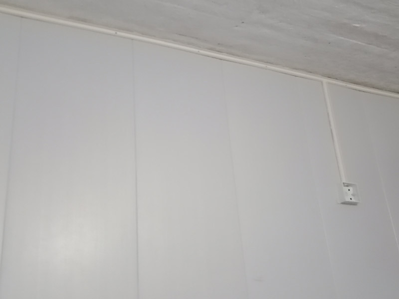 電路明線安裝:一般線路維修的時候首先肯定是尋找出問題的地方，這個過程跟明線暗線沒有太大的關(guān)系，就算是線壞了，電工也不會靠肉眼去找，都是要借助儀器的。暗線雖然被埋在墻里或地下，但是所有的電線都使用了穿線管，把舊線拉出來換上新線還是可以的，而且維修后表面也不會出現(xiàn)痕跡，只是過程比較麻煩。 而明線的布線方法首先需要看電線的走線位置，將前面擋住的物體移開，然后維修電線，整個過程相當(dāng)于重新安裝了一次電線，存在區(qū)別的是明線維修后會留下痕跡。